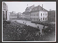 Kundgebung auf dem Landtagsvorplatz am 8.3.1933. SA, SS, Stahlhelm und Polizei marschieren an den Abgeordneten vorbei. "Hissung der Fahnen des neuen Deutschlands (...) aus Anlass der nationalen Revolution." Foto: Niedersächsisches Landesarchiv - Staatsachiv Wolfenbüttel 50 Slg 95.