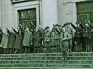 Landtagspräsident Zörner steht vor den Vertretern der paradierenden Verbände. Foto: Niedersächisches Landesarchiv - Staatsarchiv Wolfenbüttel 50 Slg 95