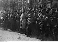 Neben Hitlers Wagen versammelte sich die NSDAP-Prominenz, u.a. Dietrich Klagges, Gauleiter Rust, Alfred Rosenberg, Gregor Strasser, Joseph Goebbels, Wilhelm Frick. Foto: bpk Bildagentur für Kunst, Kultur und Geschichte, Fotograf: Heinrich Hoffmann