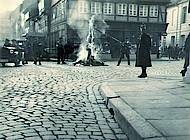 Verbrennung einer weiteren Fahne. Foto: Stadtarchiv Braunschweig H XVI: H III 1f / 1933.