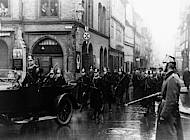 Polizei sichert 1933 SA-Marsch durch die Lange Straße. Foto: Sammlung Volker Dowidat.